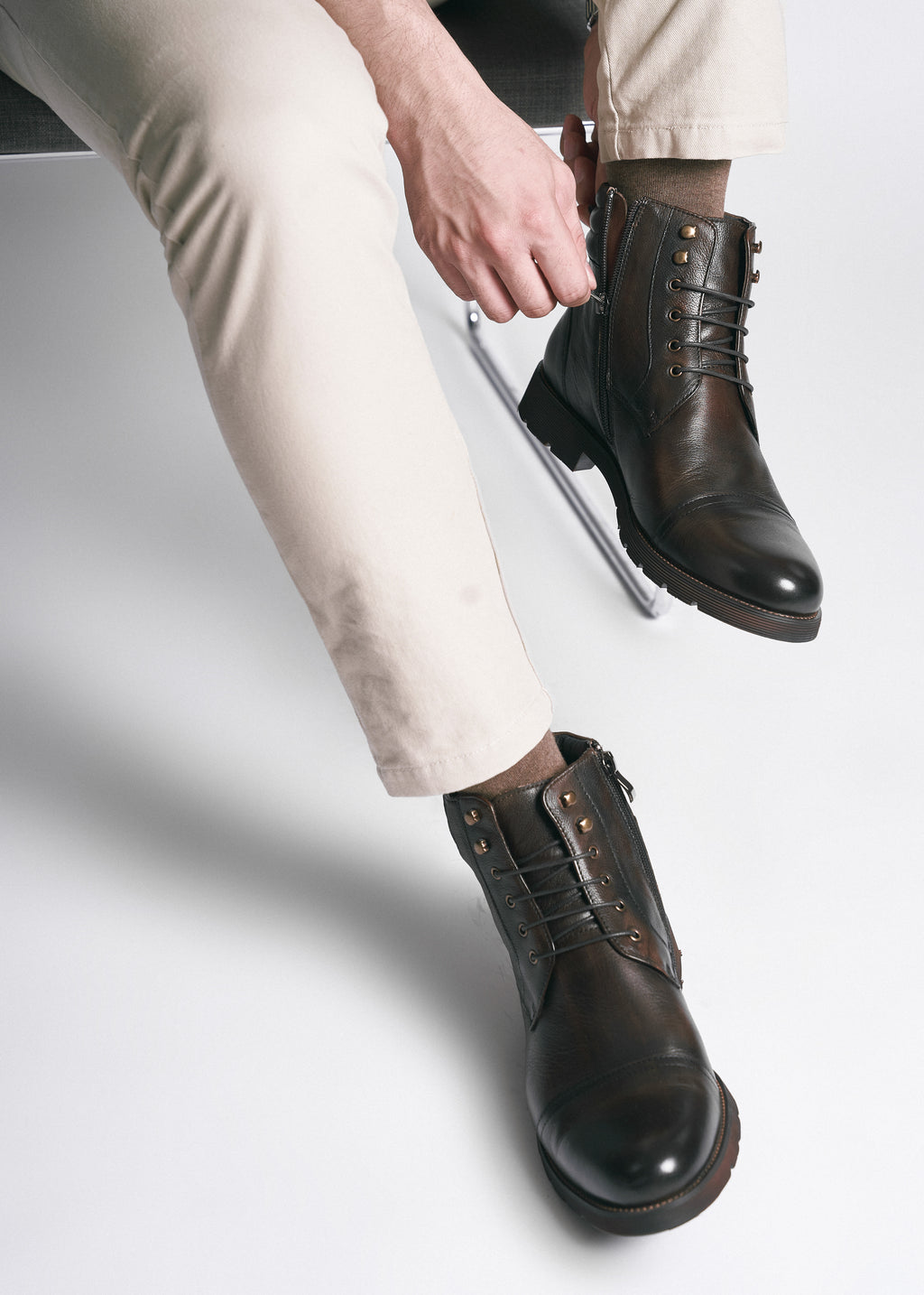 Giày Boots đen có viền